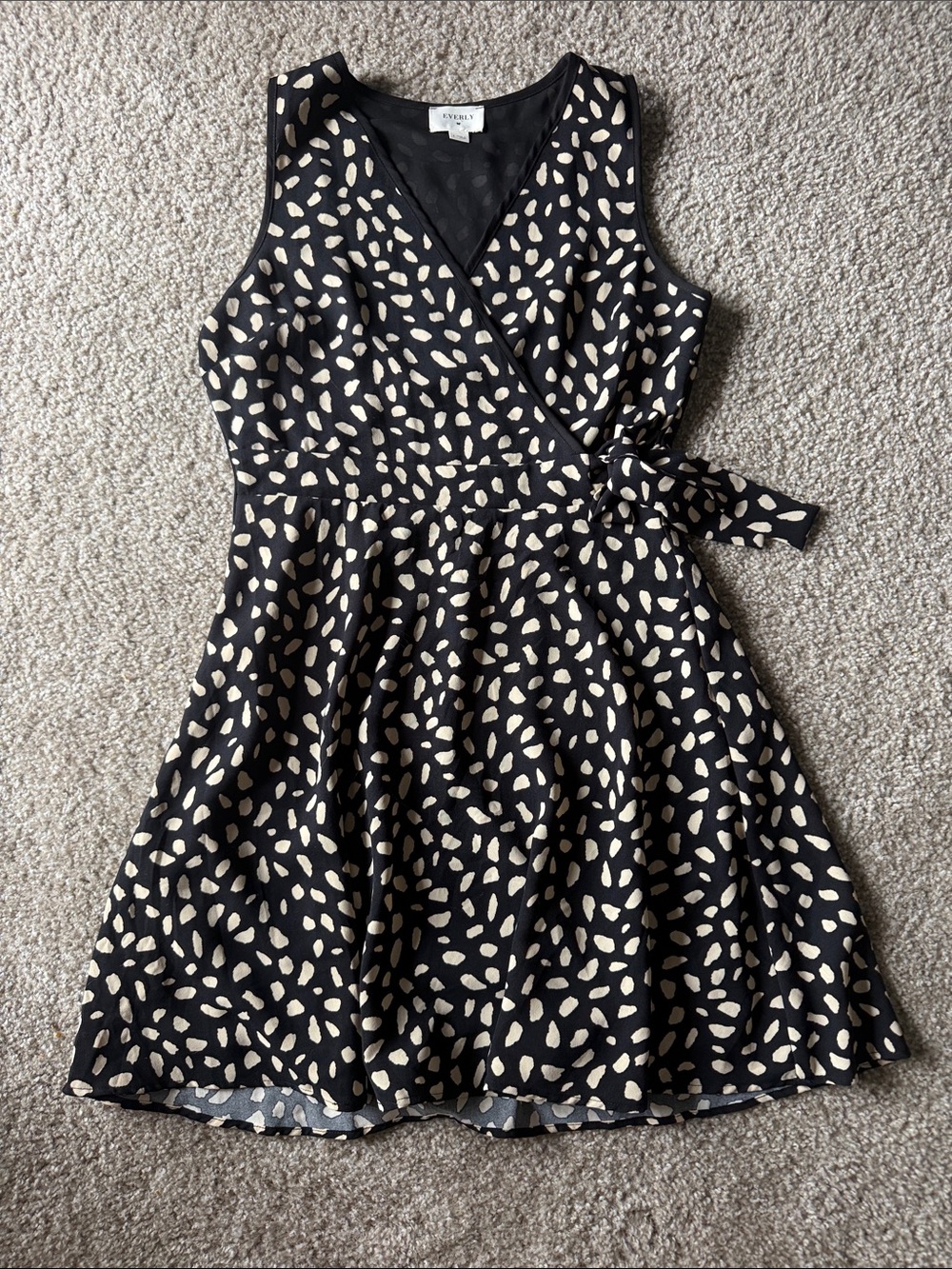 Everly Women’s Black and Cream Sleeveless Wrap Mini Dress SMALL
